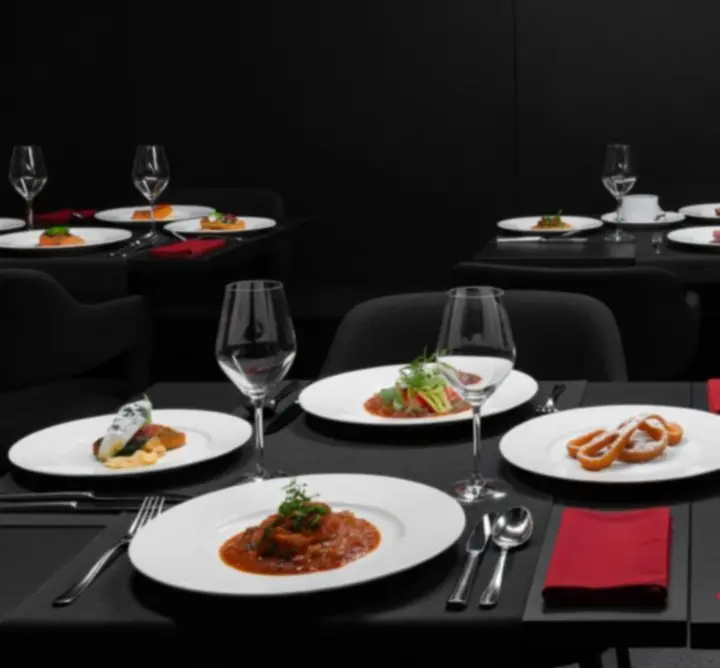 Elegáns bistro étlap fekete-fehér hangulatban terített asztalon
