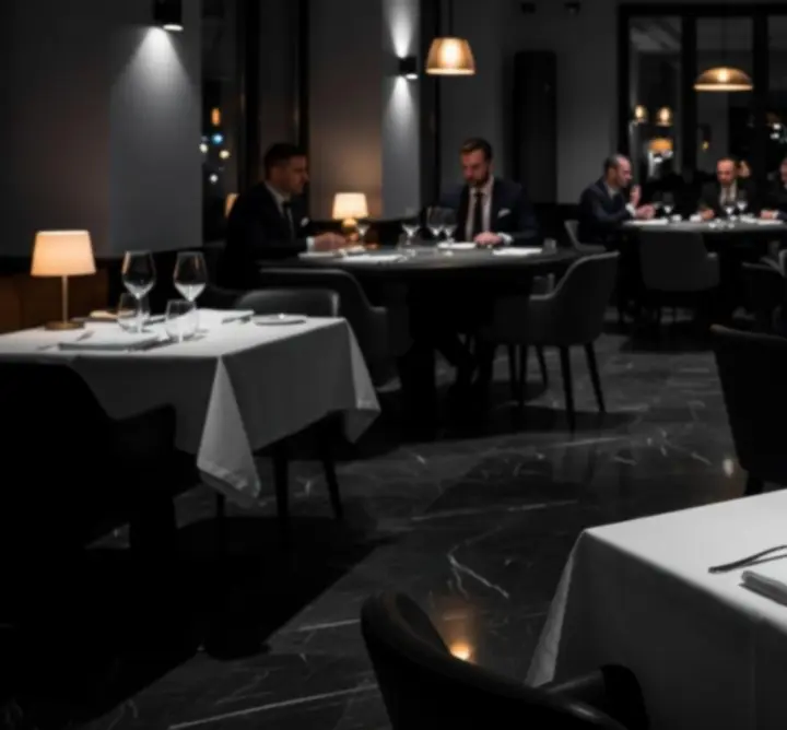 Elegáns bistro enteriőr pokerkártyákkal és terített asztallal a Magyar City Bistroban